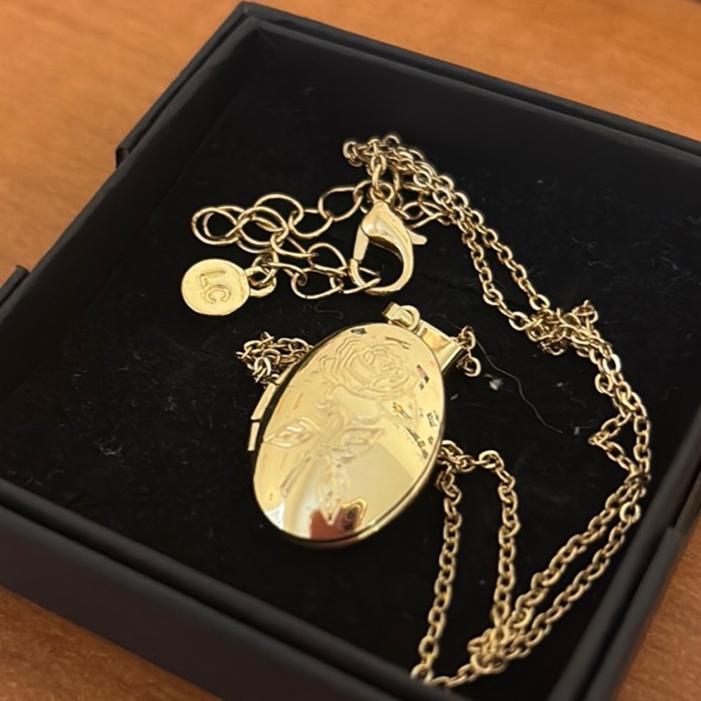Elegant Gold Locket Necklace